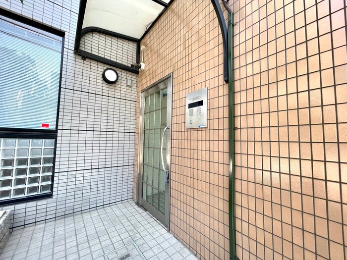 物件外観写真4　(エントランス部分)