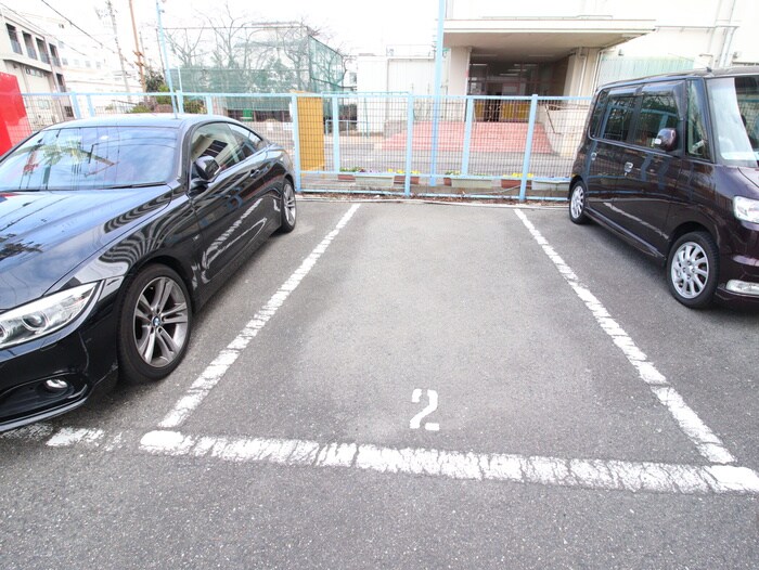 物件外観写真2　(駐車場)