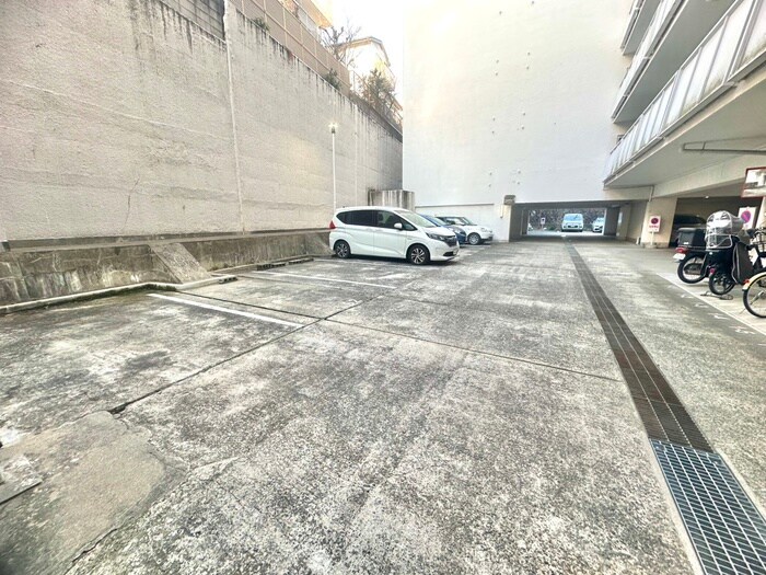 物件外観写真5　(駐車場)