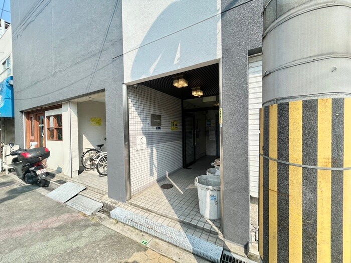 物件外観写真2　(エントランス部分)