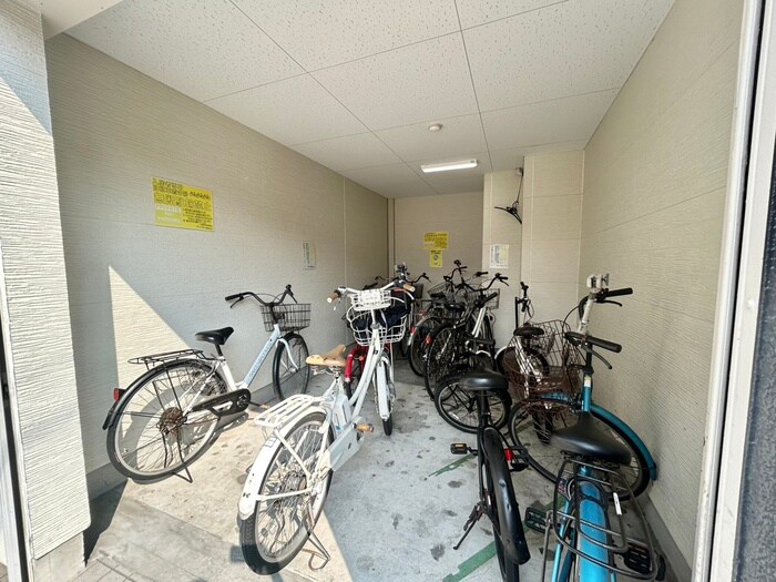 物件外観写真5　(駐輪場)