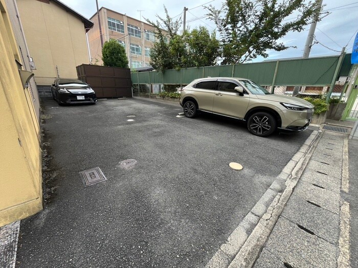 物件外観写真2　(駐車場)