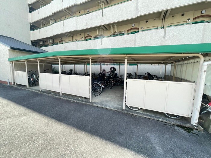 物件外観写真4　(駐輪場)