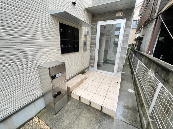 物件外観写真5　(エントランス部分)
