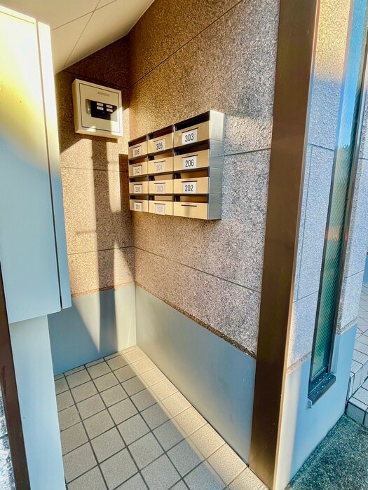 物件外観写真3　(エントランス部分)