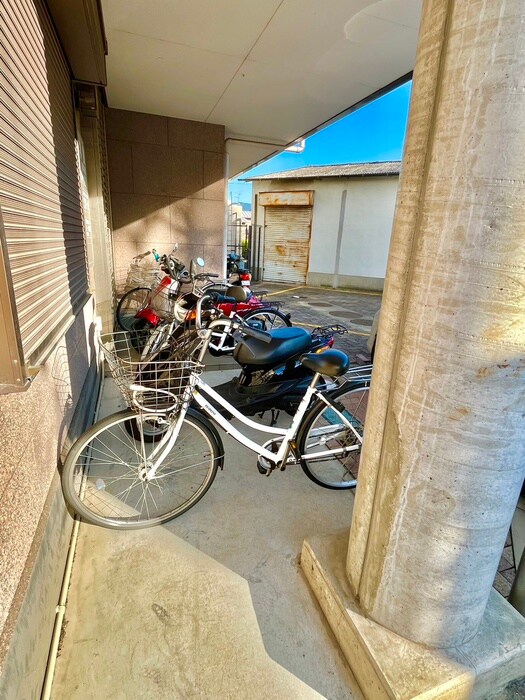 物件外観写真5　(バイク置き場)