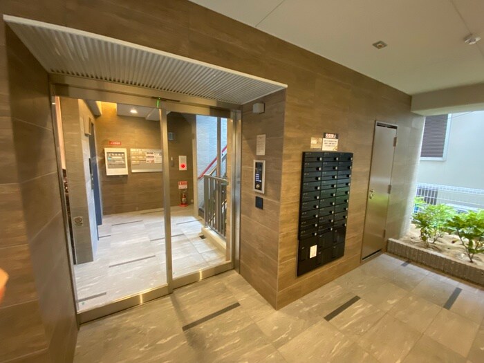 物件外観写真3　(エントランス部分)