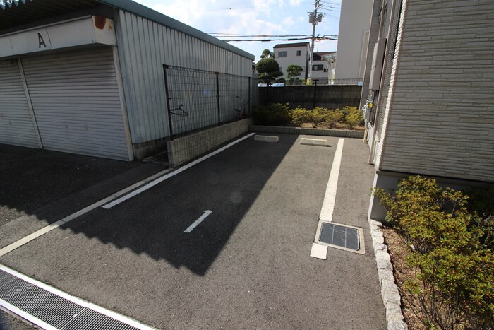 物件外観写真3　(駐車場)