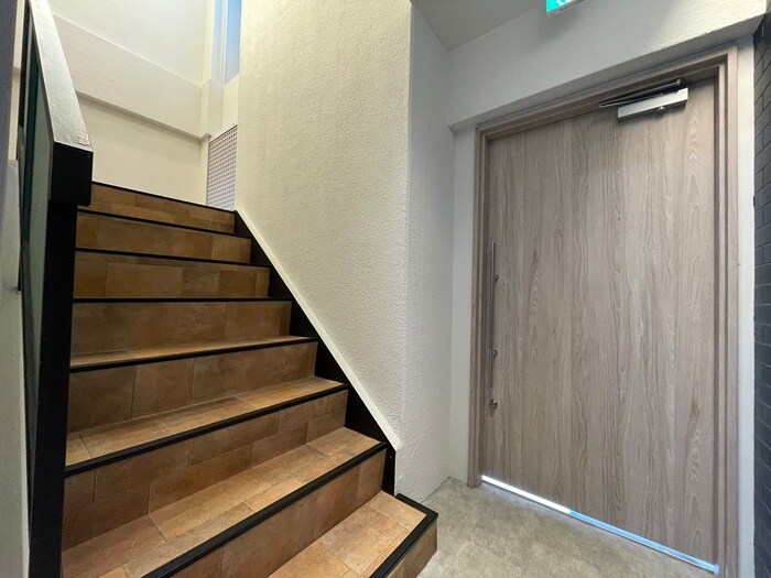 物件外観写真5　(エントランス部分)