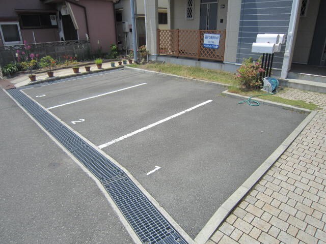 物件外観写真3　(駐車場)