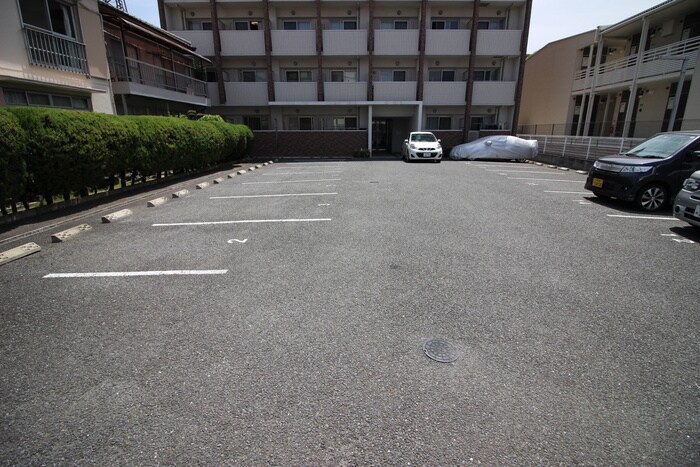 物件外観写真4　(駐車場)