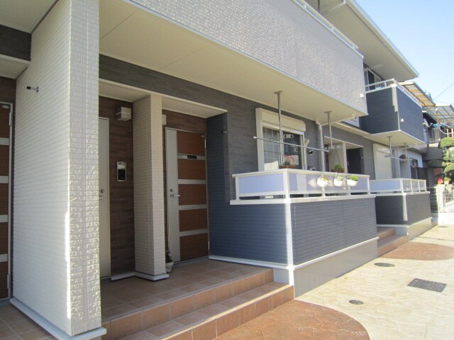 物件外観写真2　(エントランス部分)