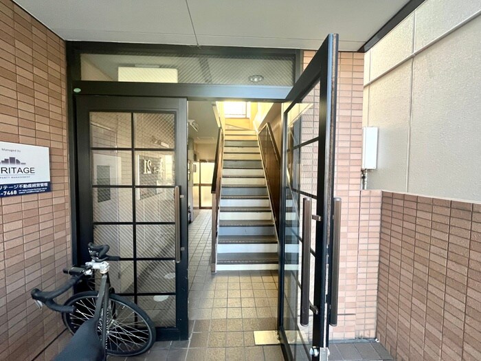 物件外観写真2　(エントランス部分)