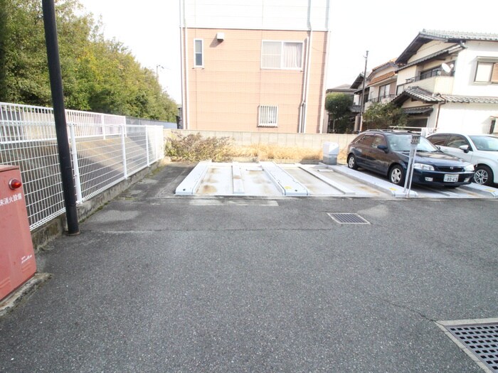 物件外観写真4　(駐車場)