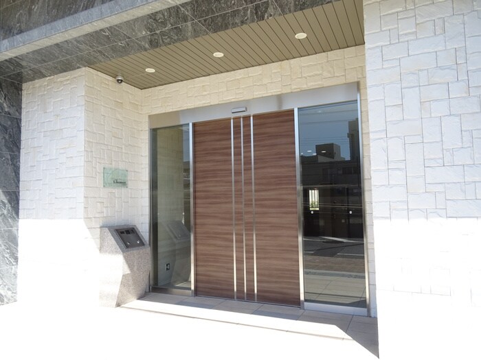 物件外観写真4　(エントランス部分)