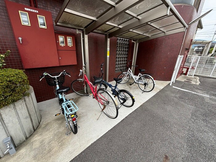 物件外観写真4　(駐輪場)