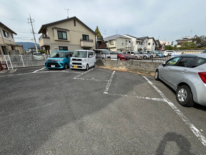 物件外観写真5　(駐車場)