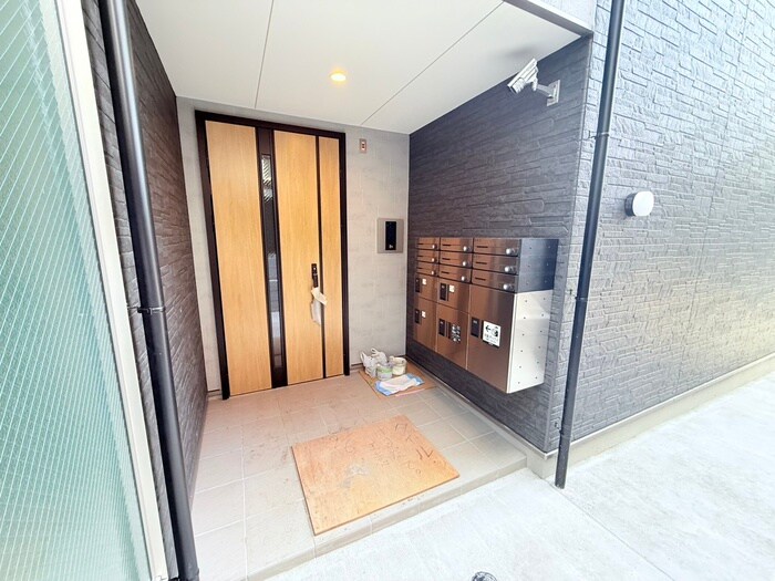 物件外観写真3　(エントランス部分)