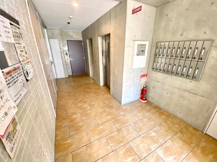 物件外観写真2　(エントランス部分)