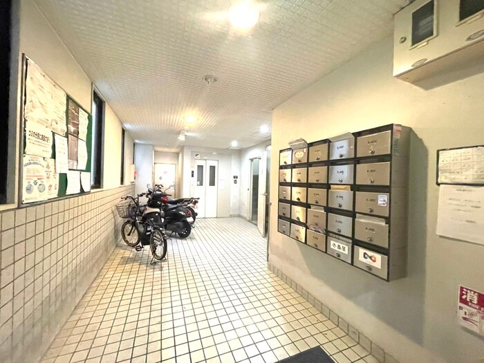 物件外観写真2　(エントランス部分)