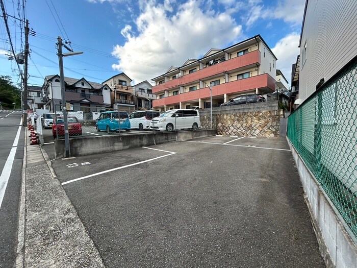 物件外観写真3　(駐車場)