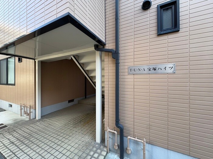 物件外観写真6　(エントランス部分)