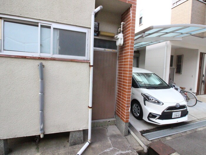 物件外観写真3　(エントランス部分)