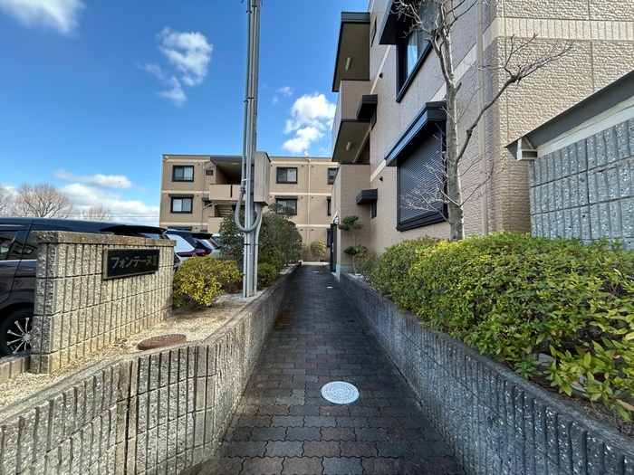 物件外観写真6　(エントランス部分)