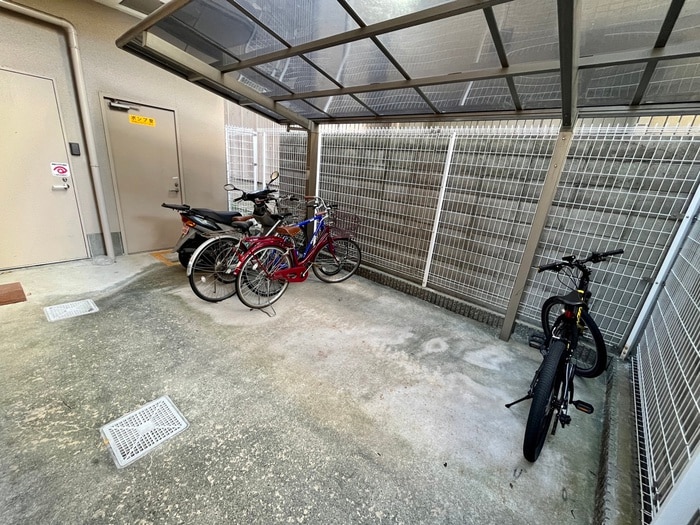 物件外観写真5　(駐輪場)