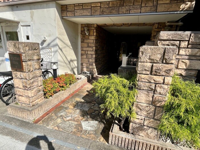 物件外観写真6　(エントランス部分)