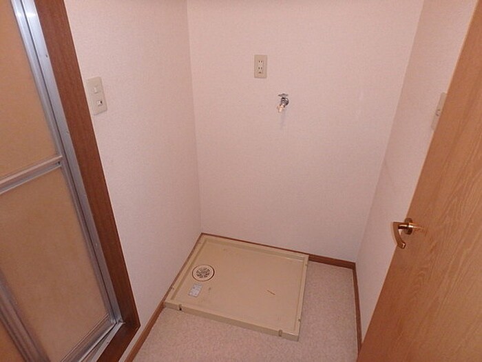 物件内観写真12　(洗濯機置場)