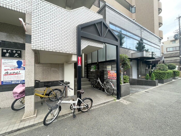 物件外観写真5　(エントランス部分)