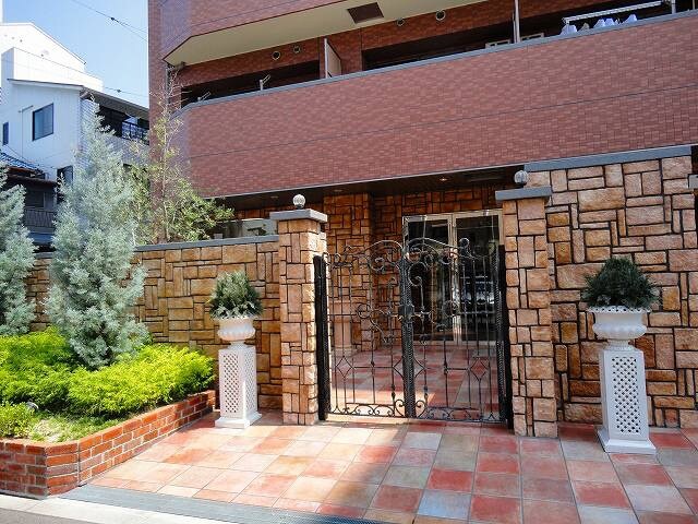 物件外観写真2　(エントランス部分)