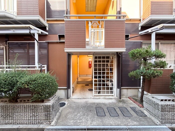 物件外観写真4　(エントランス部分)