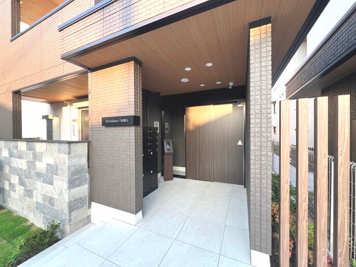 物件外観写真3　(エントランス部分)