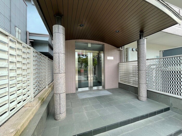物件外観写真3　(エントランス部分)