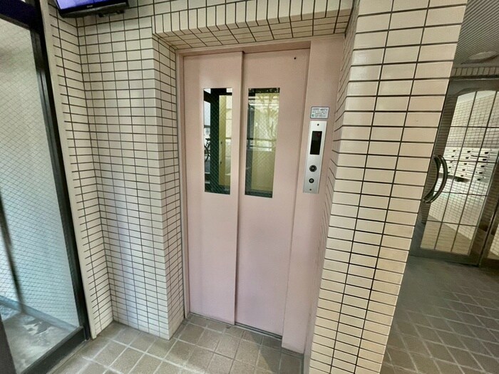 物件外観写真6　(エントランス部分)