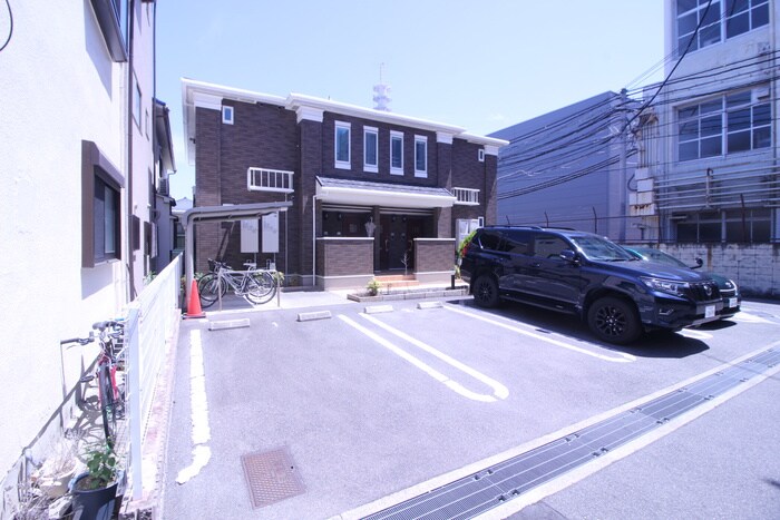 物件外観写真3　(駐車場)