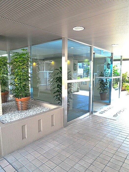 物件外観写真2　(エントランス部分)