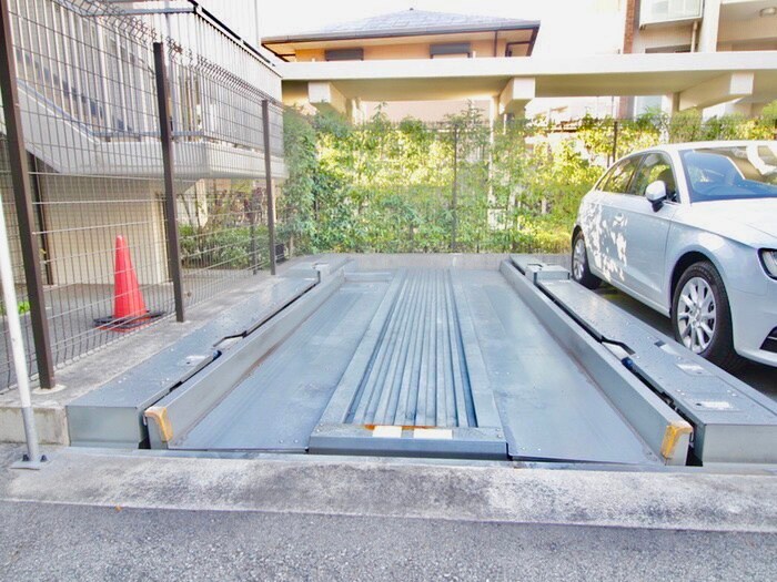 物件外観写真3　(駐車場)