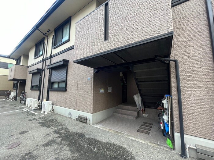 物件外観写真2　(エントランス部分)