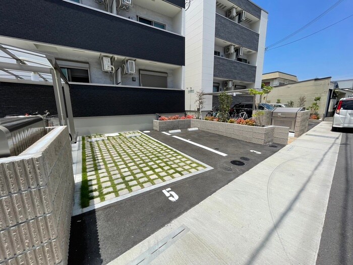 物件外観写真4　(駐車場)