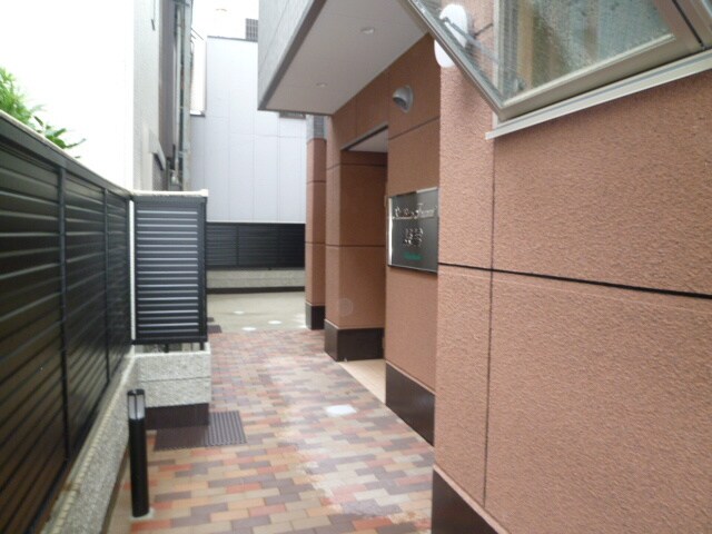 物件外観写真2　(エントランス部分)