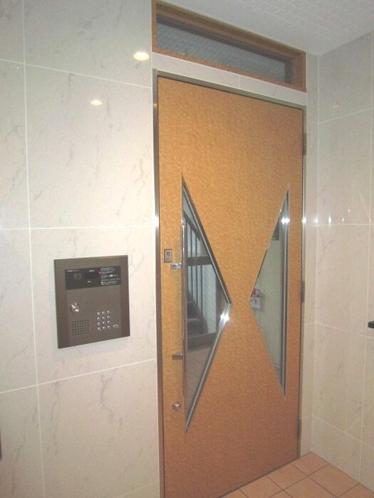 物件外観写真4　(エントランス部分)