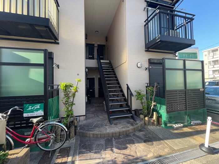 物件外観写真2　(エントランス部分)