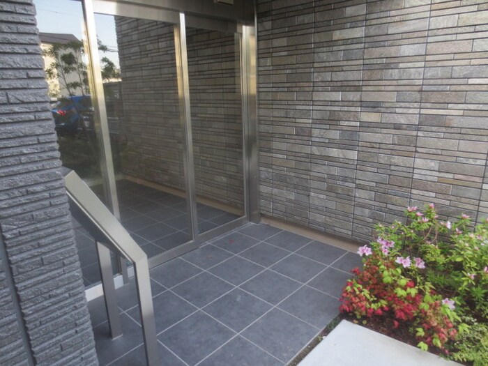 物件外観写真4　(エントランス部分)