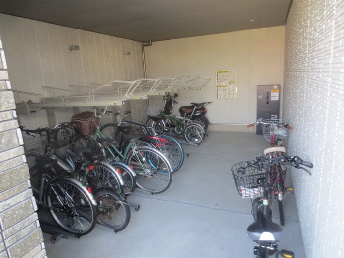 物件外観写真5　(駐輪場)