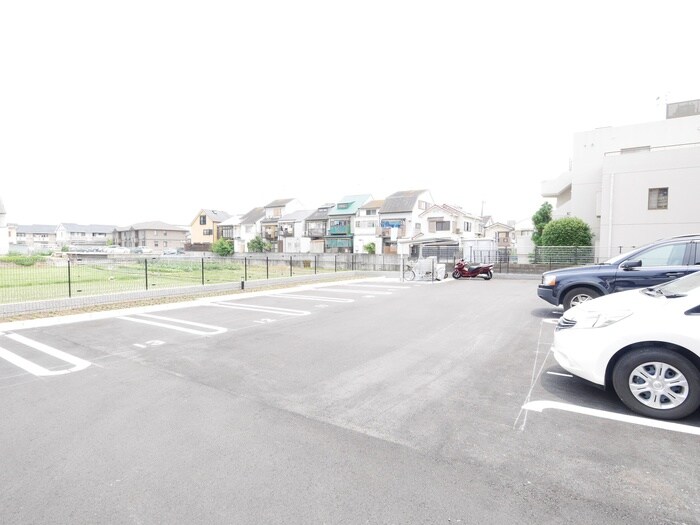 物件外観写真3　(駐車場)