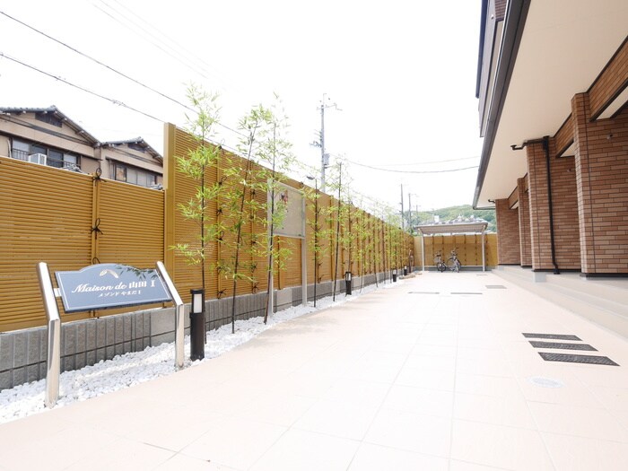 物件外観写真4　(エントランス部分)