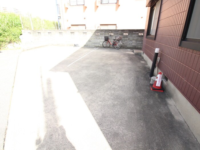 物件外観写真3　(駐車場)